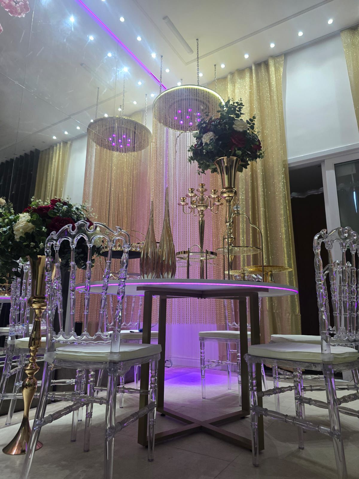 Mesa decorada com dourado e cristais