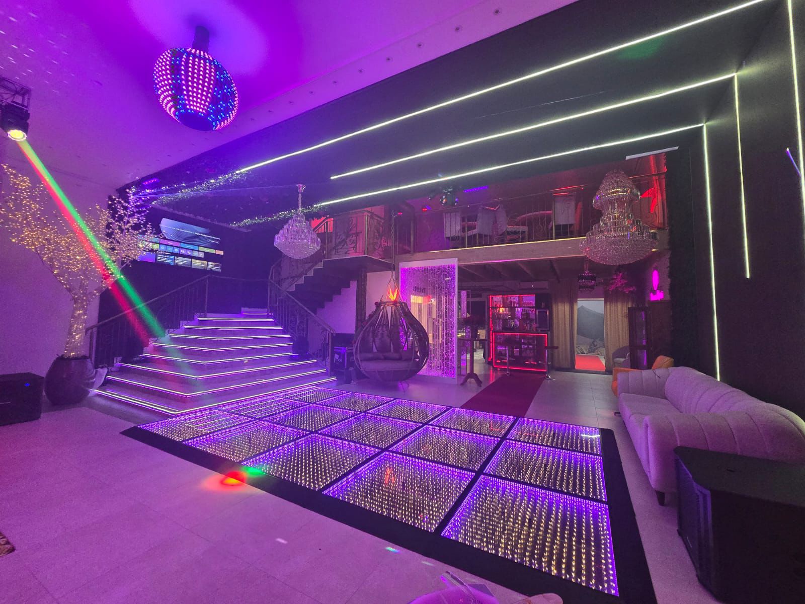 Salão com pista de LED e iluminação neon